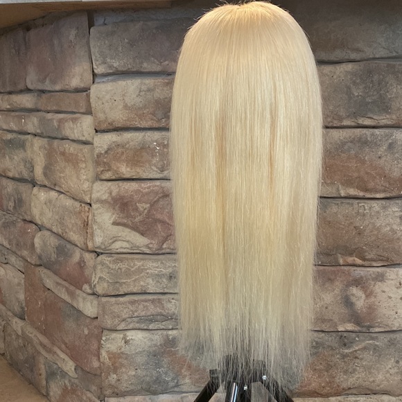100% Blonde straight 18inches wig with a closure in the front - Picture 3 of 5